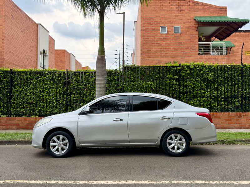 Nissan Versa Advance 2013 - imagen secundaria 1
