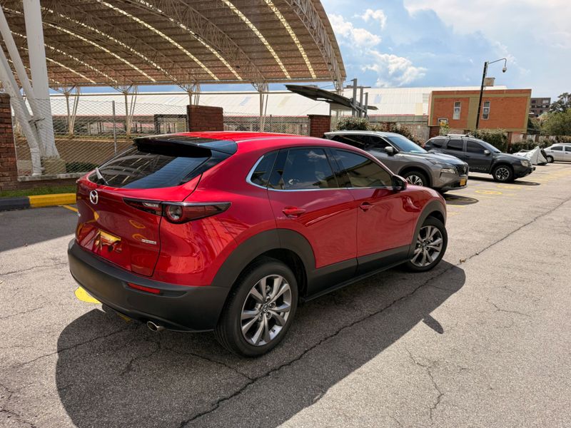 MAZDA CX30 GRAND TOURING LX HÍBRIDA 2025  Vehículo prácticamente nuevo 4.000km. Una SUV de última generación diseada para quienes buscan tecnología híbrida eficiencia y un diseo moderno y elegante. Una oportunidad única de estrenar sin pagar de más - imagen secundaria 1