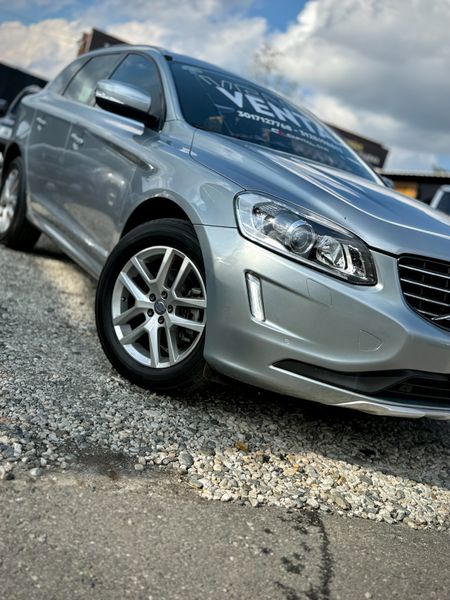 Volvo XC60 2.0 T5 Awd Momentum - imagen secundaria 1