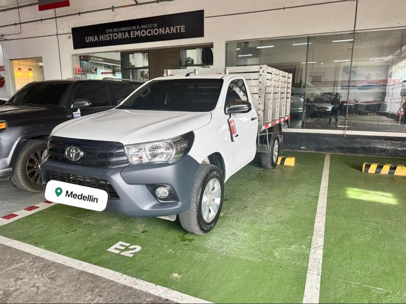 Toyota Hilux cargo estaca 2023 - imagen secundaria 2