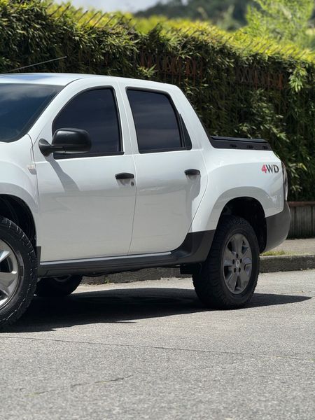 Renault Duster  oroch 2023 4x4 - imagen secundaria 2