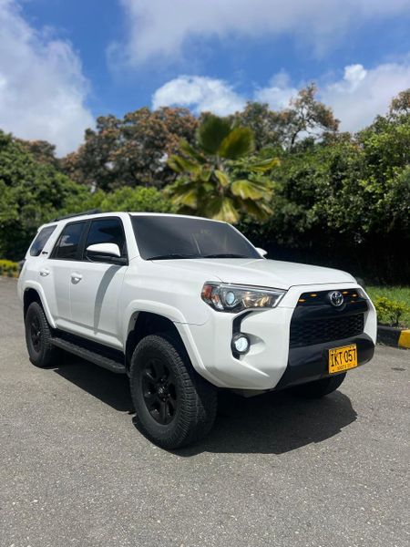 Toyota 4 Runner SR5 2015 - imagen secundaria 2