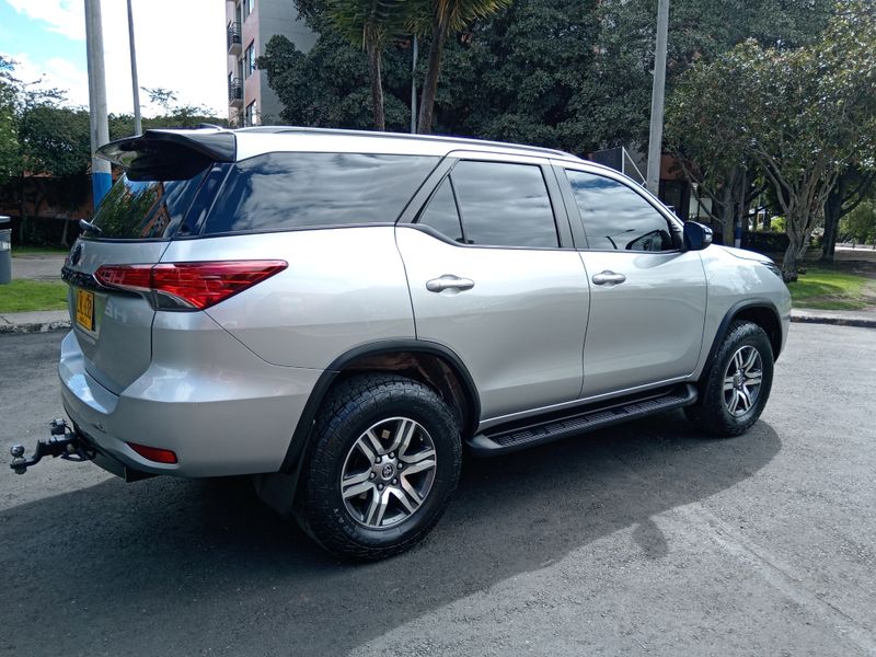 TOYOTA FORTUNER DIESEL MOTOR 2.4 VERSIÓN SR - imagen secundaria 2