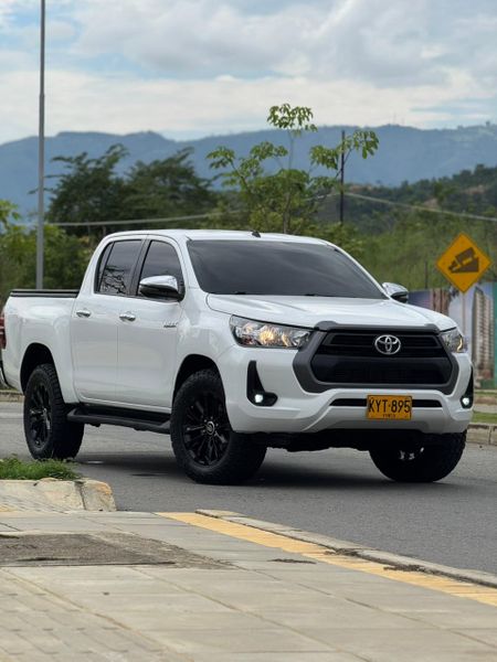 Toyota Hilux 2021 4x4 Diesel  Rines 18 y Llantas Nuevas - imagen secundaria 2