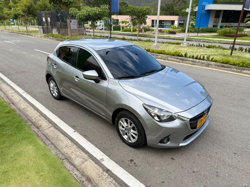 Mazda 2 Touring 2016 mecánico tercer dueo full equipo nunca estrellado recibo moto o carro - imagen secundaria 1