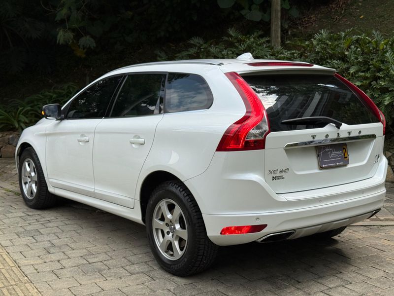 VOLVO XC-60 T5 AWD - imagen secundaria 2