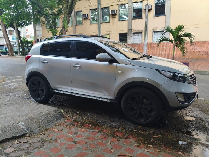 KIA SPORTAGE REVOLUTION 4X4 DIESEL - imagen secundaria 1