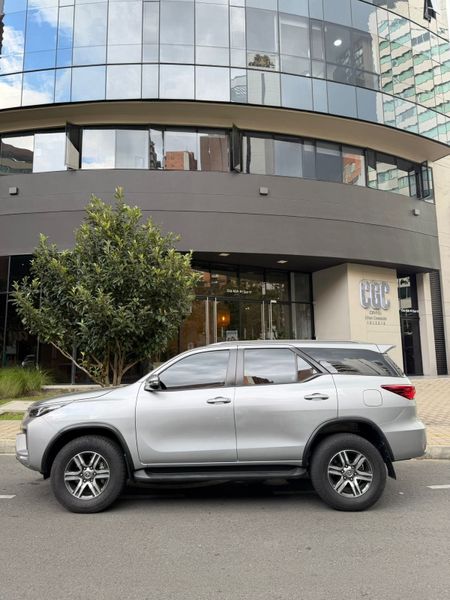 Toyota Fortuner SR 2.4cc - imagen secundaria 1