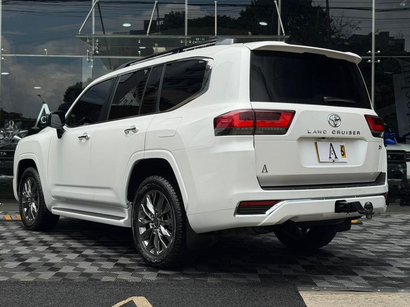 Toyota Land Cruiser 300 ZX - imagen secundaria 2