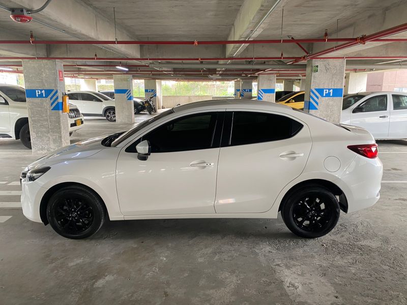 Mazda 2 touring sedan modelo 2025 excelente estado - imagen secundaria 1
