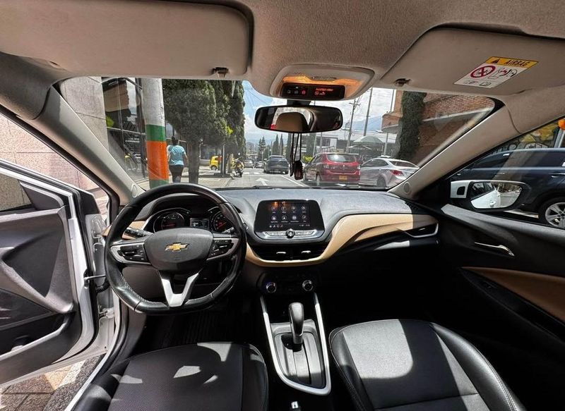 Chevrolet Onix Turbo Premier 2021 - imagen secundaria 1