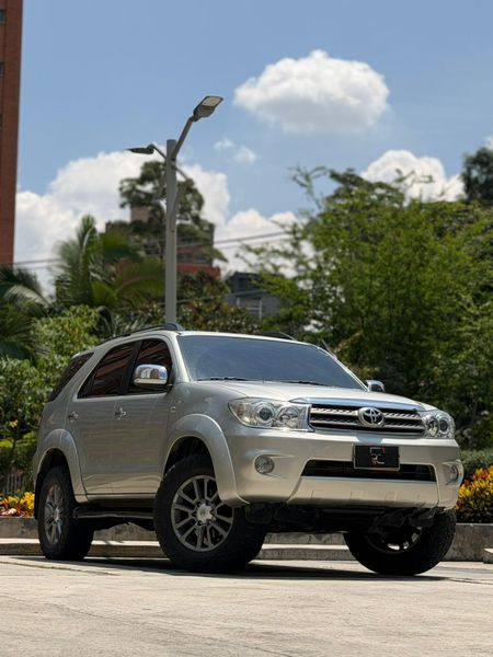 Toyota Fortuner SR5 - imagen secundaria 2