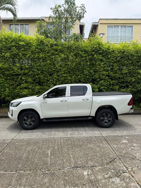 Toyota hilux 2021 diésel Aut - imagen secundaria 2