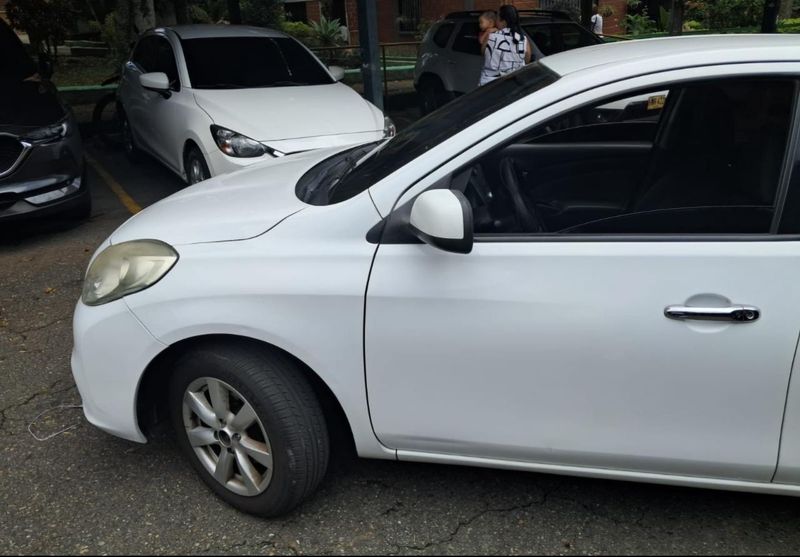 Nissan Versa At 2014 - imagen secundaria 1