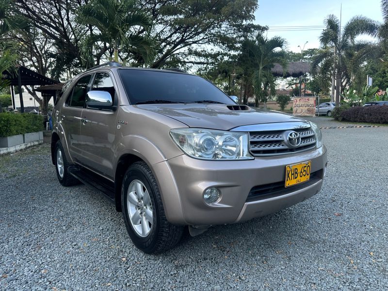 TOYOTA FORTUNER  2010 blindada - imagen secundaria 1