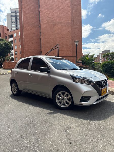 Nissan March automático 37.900 klm - imagen secundaria 2