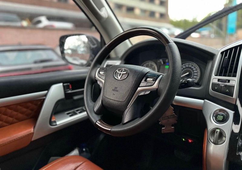 Toyota LC200 Sahara v8 - imagen secundaria 2