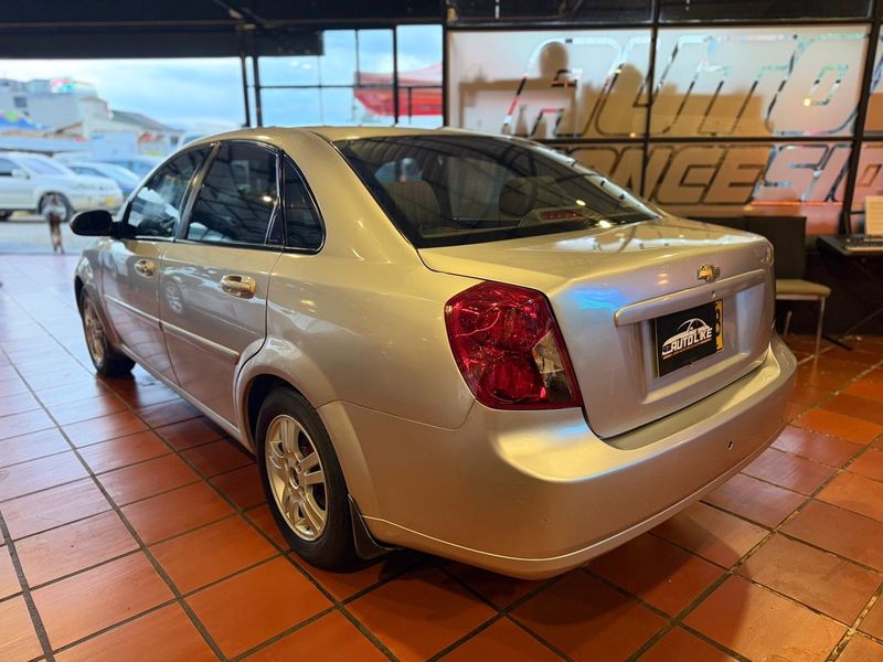 Especificaciones    Chevrolet Optra Advance 1.6 Mecanico 2011 - imagen secundaria 2