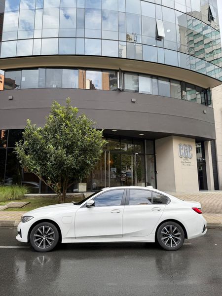 BMW 330e F30 LCI Iperfomance - imagen secundaria 1