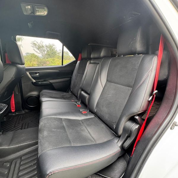 TOYOTA FORTUNER GR 2023 - imagen secundaria 2