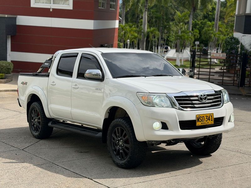 Toyota hilux 2013 4x4 mecánica 2.7 gasolina - imagen secundaria 2