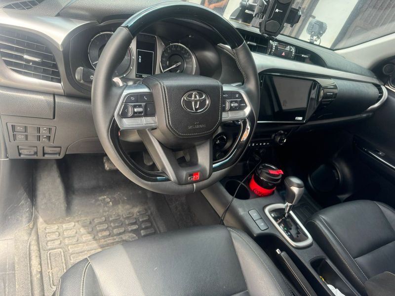 TOYOTA HILUX 2.4 DIESEL AT 2023 - imagen secundaria 1