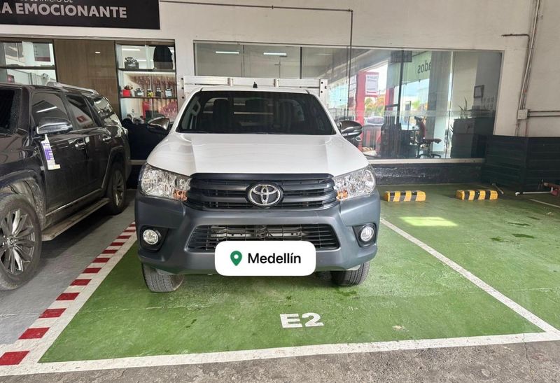 Toyota Hilux cargo estaca 2023 - imagen 1