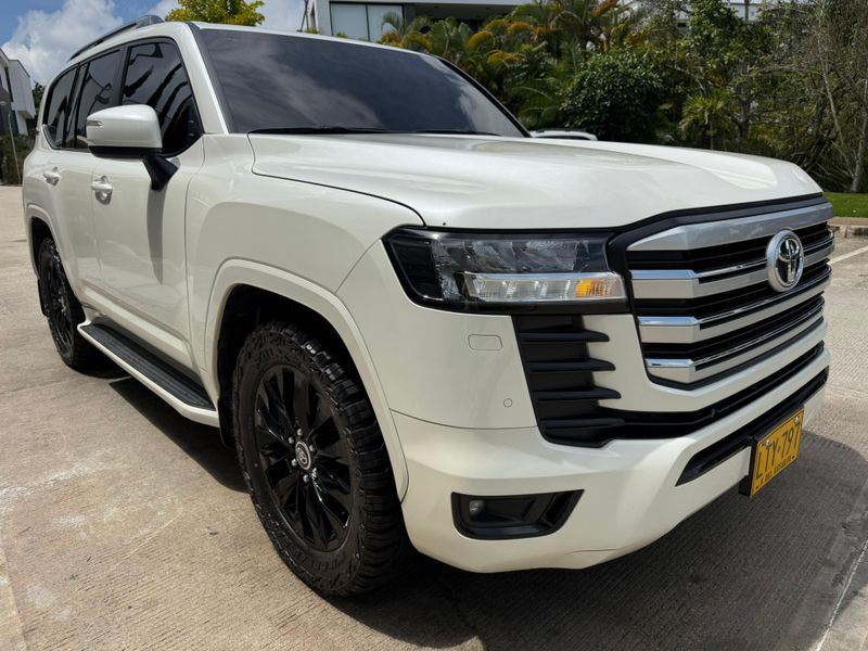 TOYOTA SAHARA LC300 GXR - imagen secundaria 2