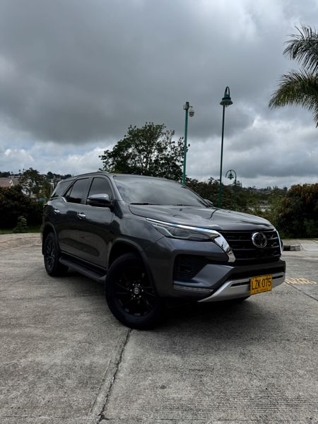 VENDO TOYOTA FORTUNER SRV 2.4 DIÉSEL 2023 - imagen secundaria 2