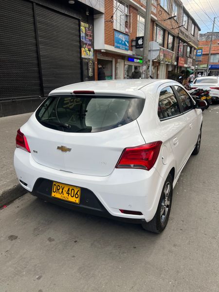 Chevrolet Ónix Ltz HB 2018 - imagen secundaria 1