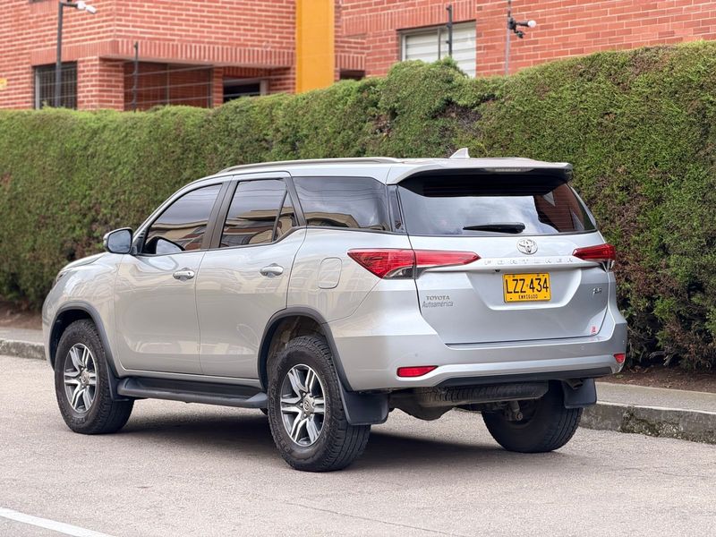 Toyota Fortuner SR I 2.4 I Diesel I 2023 - imagen secundaria 2