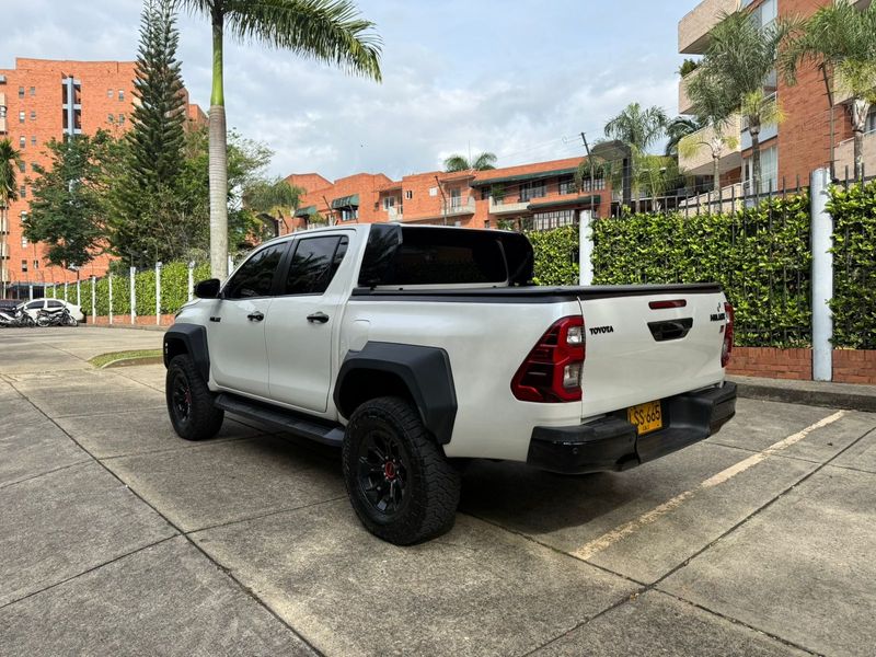 Toyota Hilux SRX Modelo 2022 BLINDADA diésel 2.8 - imagen secundaria 2