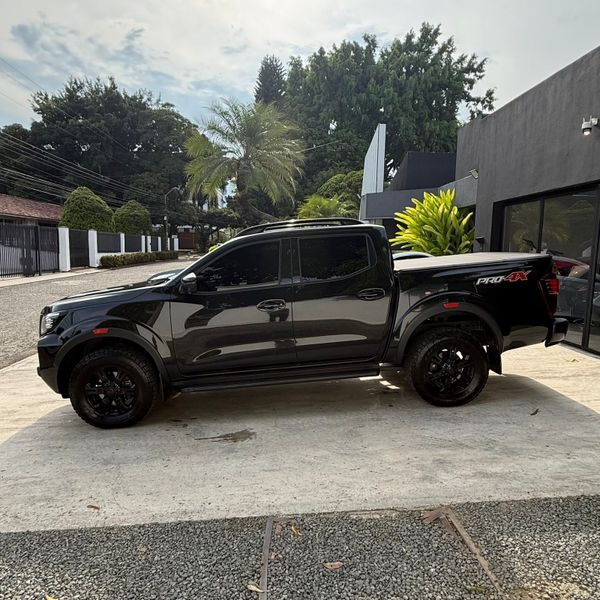 Nissan Frontier Pro 4X - 2024 - imagen secundaria 1