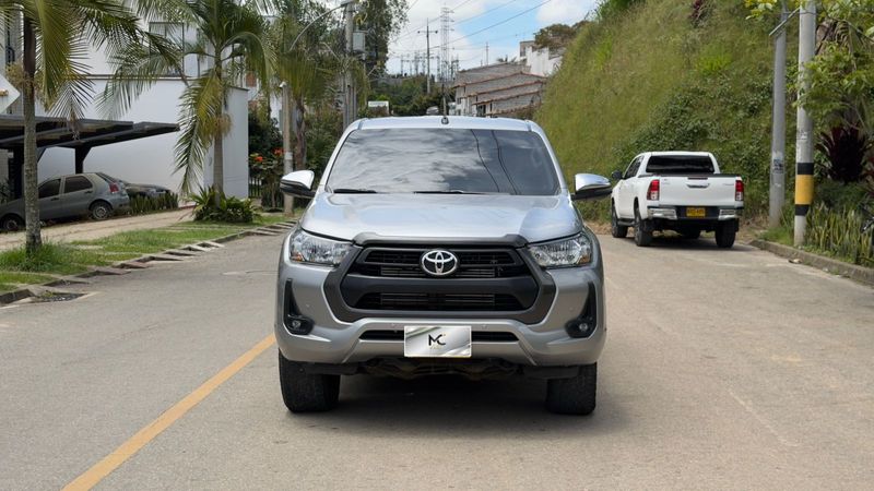 Toyota Hilux 2023 MT 4x4 - imagen secundaria 2