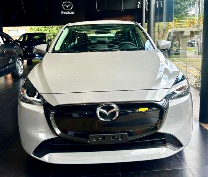 Mazda 2 Sedán Touring Modelo 2027 - imagen secundaria 1