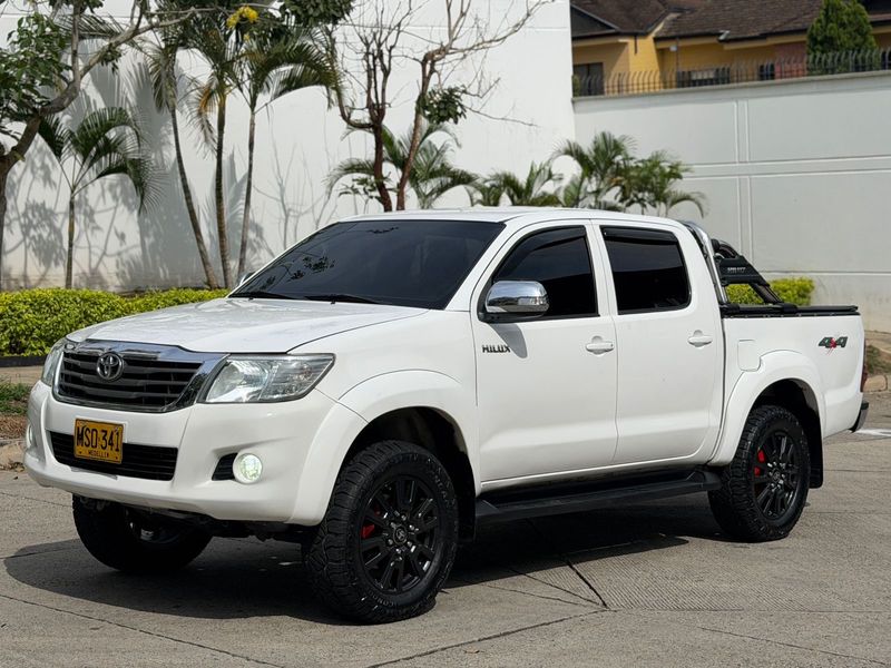 Toyota hilux 2013 4x4 mecánica 2.7 gasolina - imagen secundaria 1