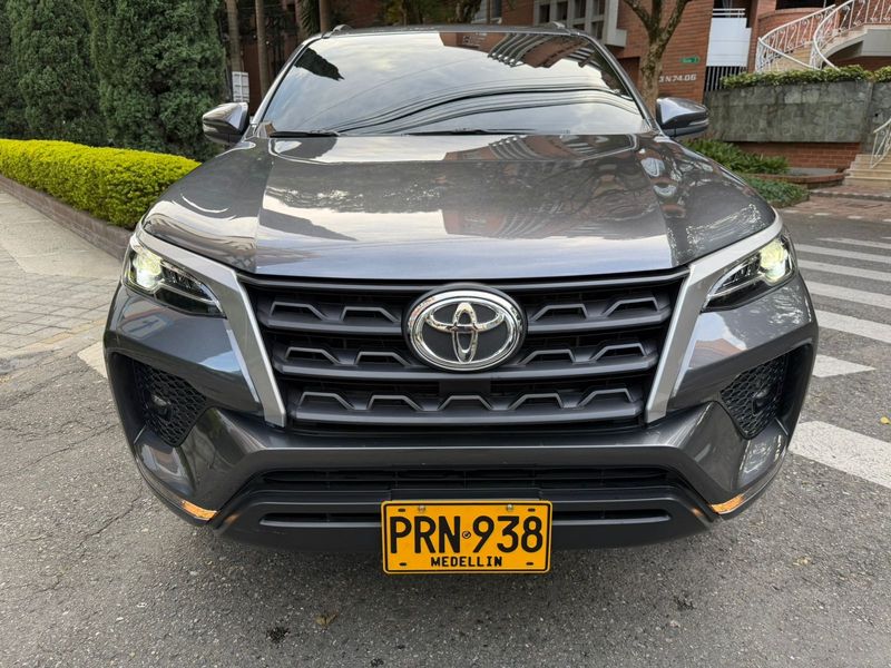 Toyota Fortuner 2.8 Diesel sr 4x2 At 2026 - imagen secundaria 1
