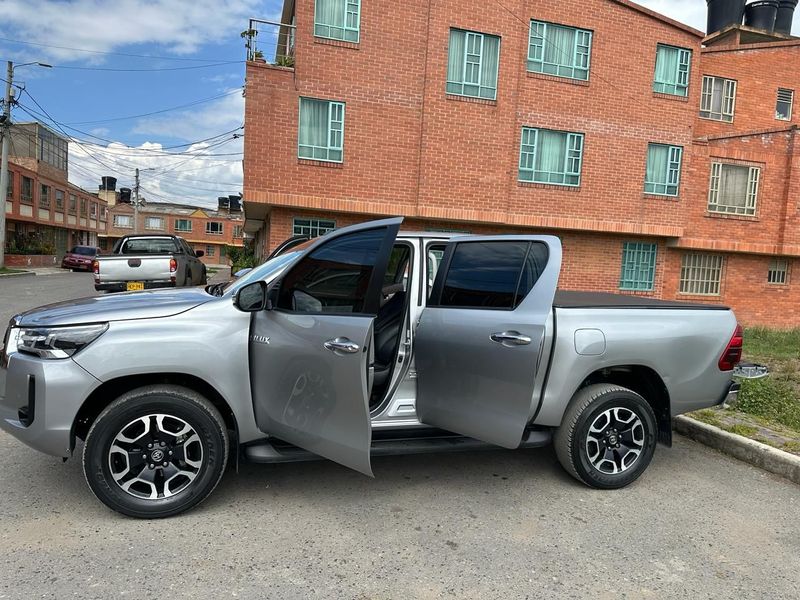Toyota hilux srx 2.8 automática 2023 - imagen secundaria 2