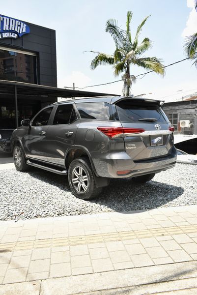 Toyota Fortuner Sr 2.4 Diesel 4x2 - imagen secundaria 2