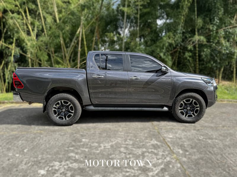 TOYOTA HILUX 2.8 SRX  DIESEL AT 2024 - imagen secundaria 1
