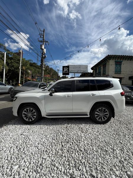 TOYOTA LAND CRUISER LC300 ZX 2023 - imagen secundaria 2