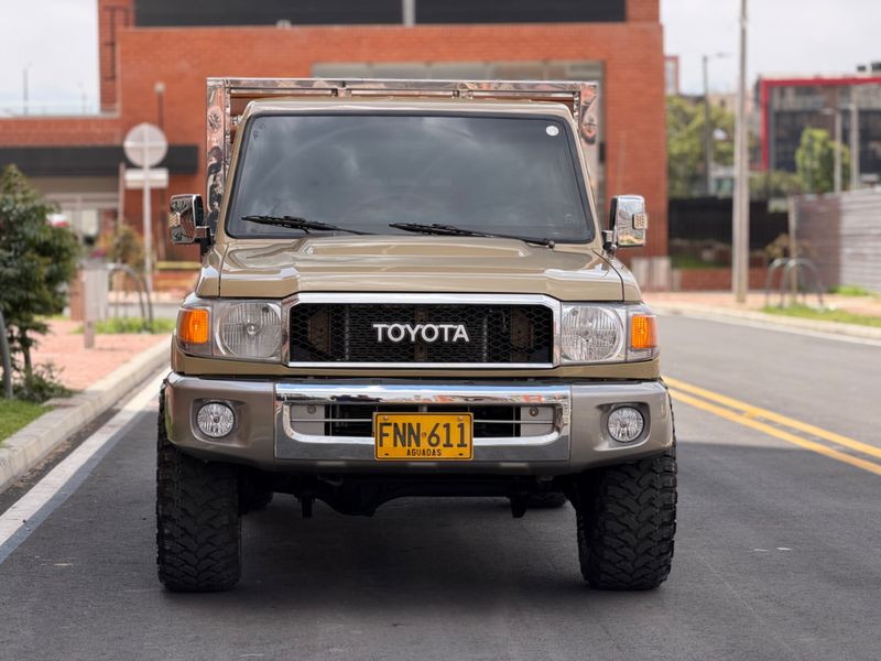 TOYOTA LAND CRUISER ESTACAS 2019 4.0 GASOLINA 4x4 - imagen secundaria 1