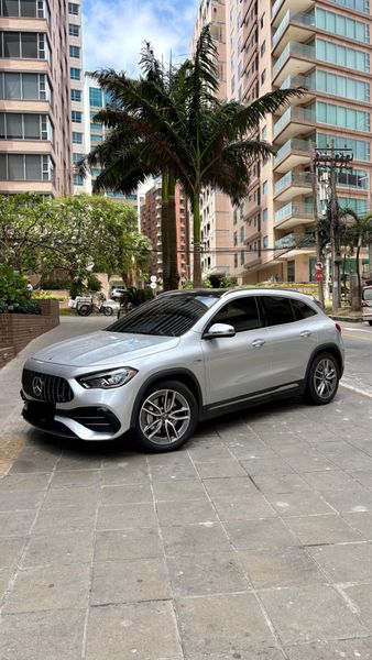 Mercedes-Benz AMG GLA 35 4MATIC 2022 Plata Iridio - Impecable - imagen secundaria 1