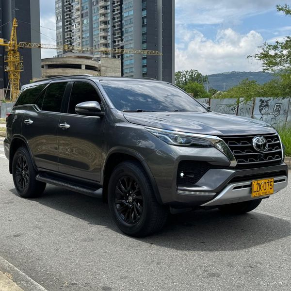 Toyota Fortuner SRV 2023 diesel - imagen secundaria 2