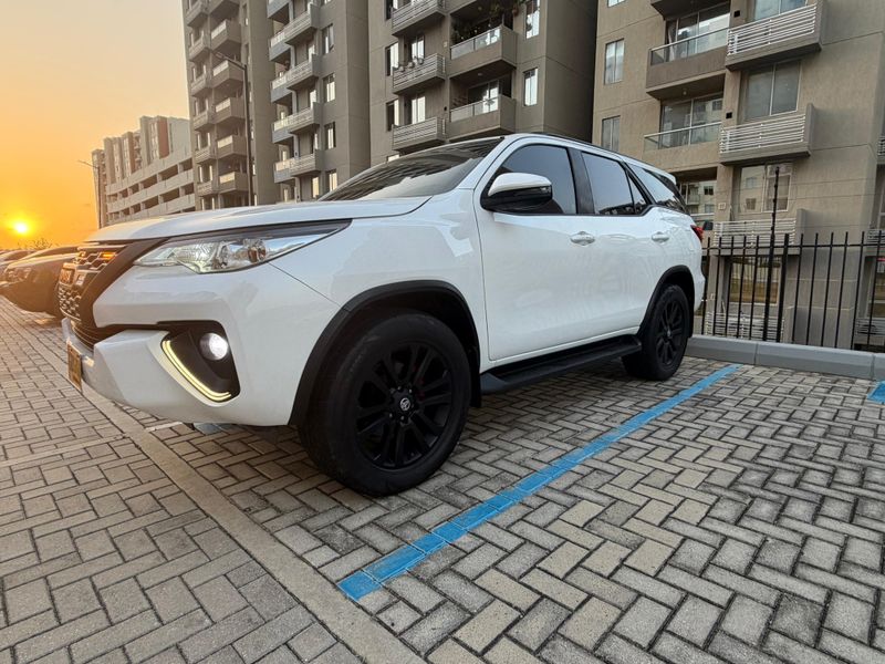 Camioneta Toyota Fortuner Diésel 2019 - imagen secundaria 1