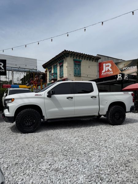 CHEVROLET SILVERADO Z71 4x4 2023 - imagen secundaria 2