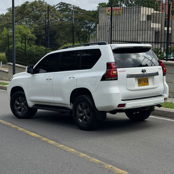 TOYOTA PRADO TXL II 3.0 DIÉSEL  2019 - imagen secundaria 1