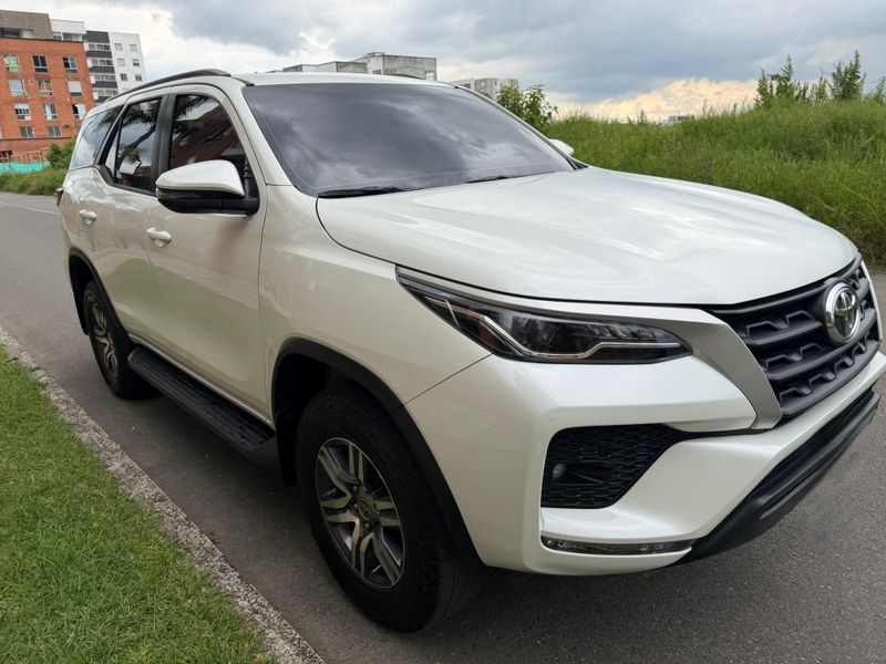 Toyota Fortuner SR 2022 Diesel - imagen secundaria 1