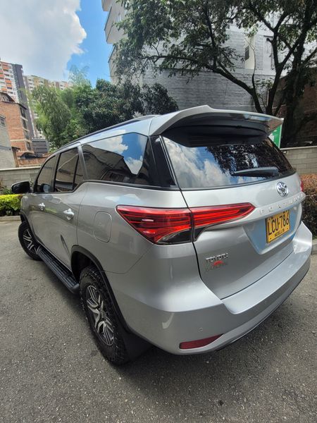 Toyota Fortuner SR 2.4 Turbo Diesel 4x2 2022 - imagen secundaria 1