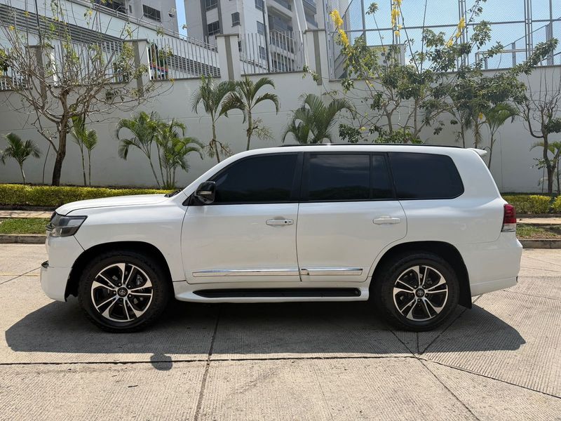 Toyota lc 200 Diesel 2017 - imagen secundaria 2